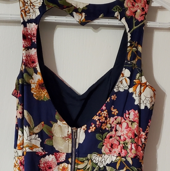 Women's dress with floral design - Picture 2 of 3